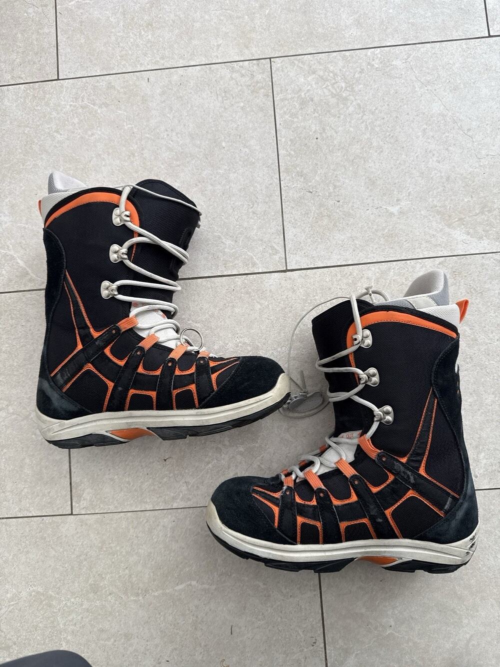 Burton Moto Snowboard Boots Men’s Size 10 Black Orange + Gear Bag